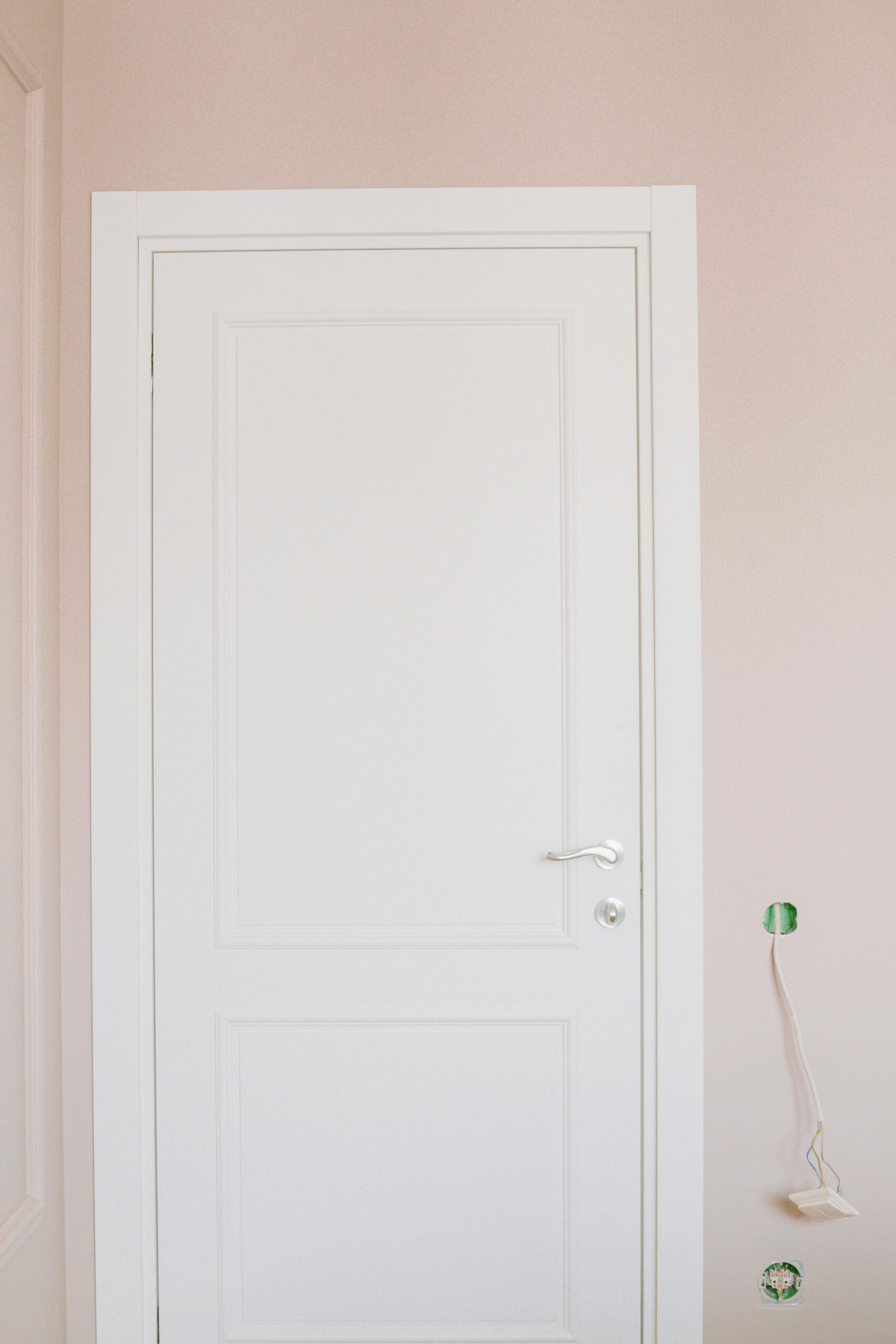 Durys su automatiniu uždarymo mechanizmu – patogu ar gadina nervus?